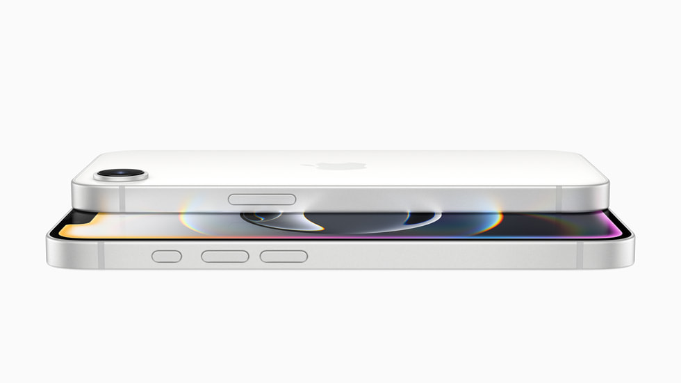 Два белых устройства iPhone 16, поставленных друг на друга.